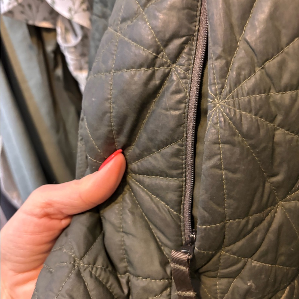The North Face Olive Green Quilted Jacket with Red Logo - Picture 7 of 7